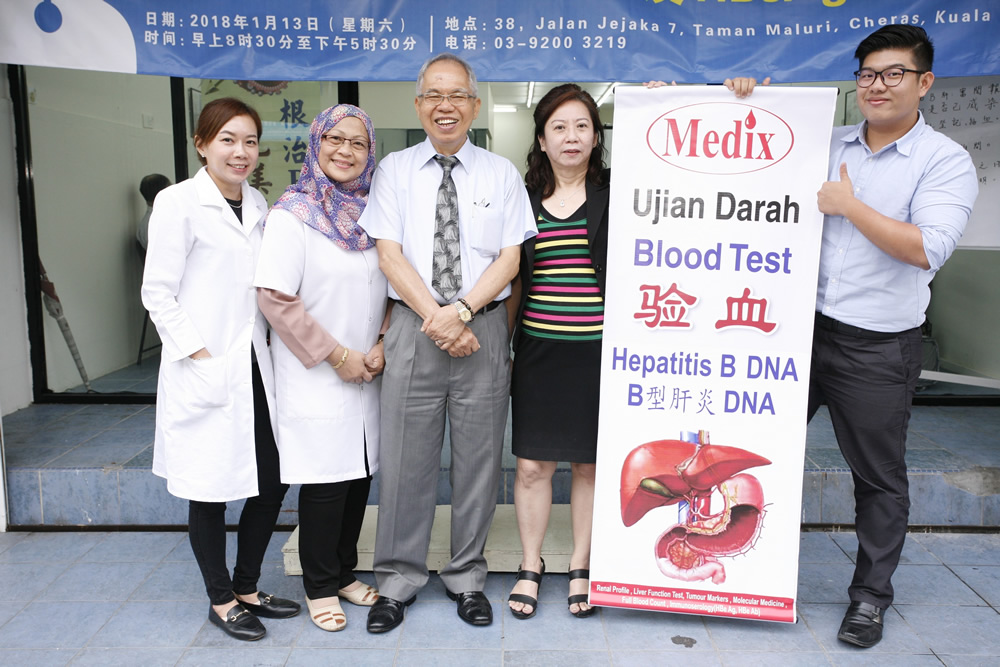 陸醫師與Medix Lab工作人員合影